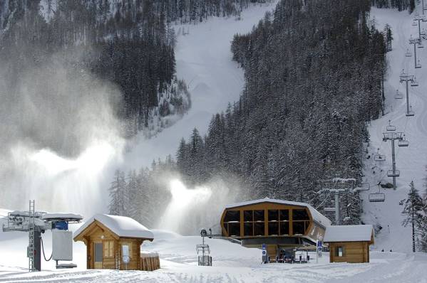 Télésiège 6 places débrayable, enneigement artificiel, 2 nouveaux téléskis progressifs à enrouleur, reprofilage des pistes… beaucoup de travaux effectués en 2005 ont permis de mettre à niveau la station de Ceillac. (photo MC)