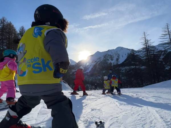 Les bienfaits du ski pour les enfants : Pourquoi commencer tôt ?