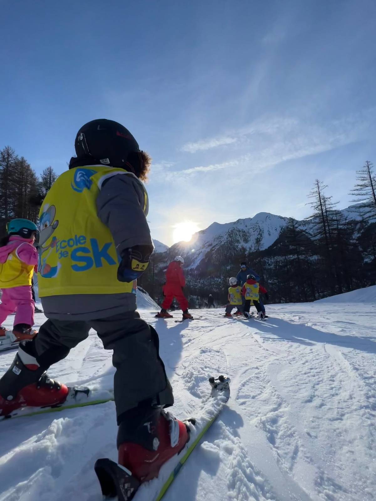 Les bienfaits du ski pour les enfants : Pourquoi commencer tôt ?